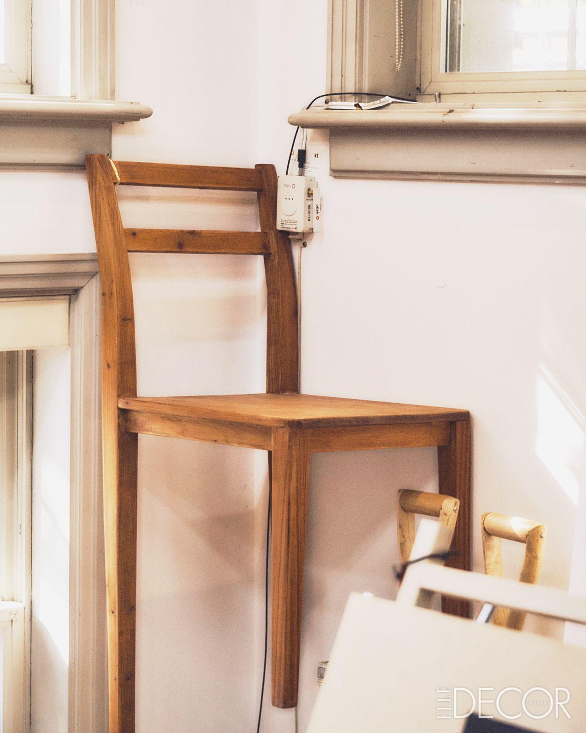 벽에 붙들린 의자는 ‘무명작가를 위한 다섯 개의 질문 II’(1991/2021)의 일부로, 화분 속에서 나무 의자가 자라는 불가능한 상황을 통해 무명 예술가의 꿈과 좌절을 표현했다.