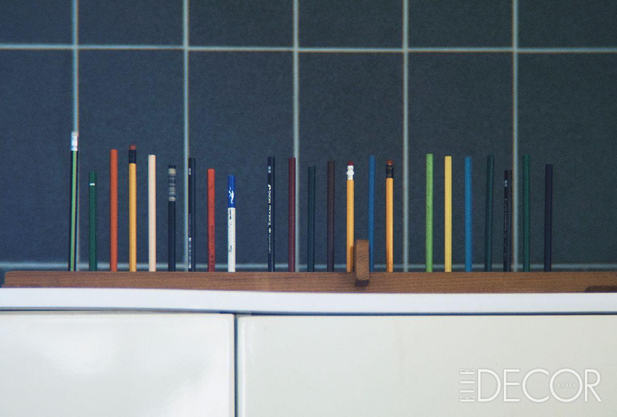 여러 개의 색연필을 막대에 고정해 만든 드로잉 도구. 