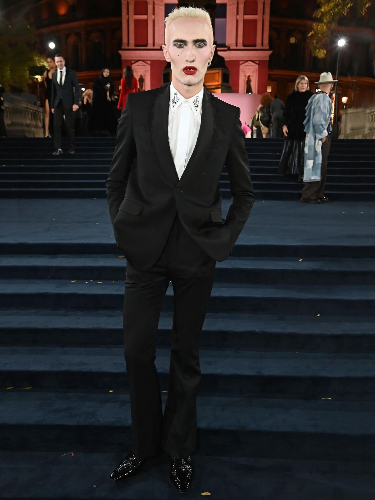 언제 어디서나 화려하고 과감한 메이크업과 스타일로 주목받는 찰스 제프리