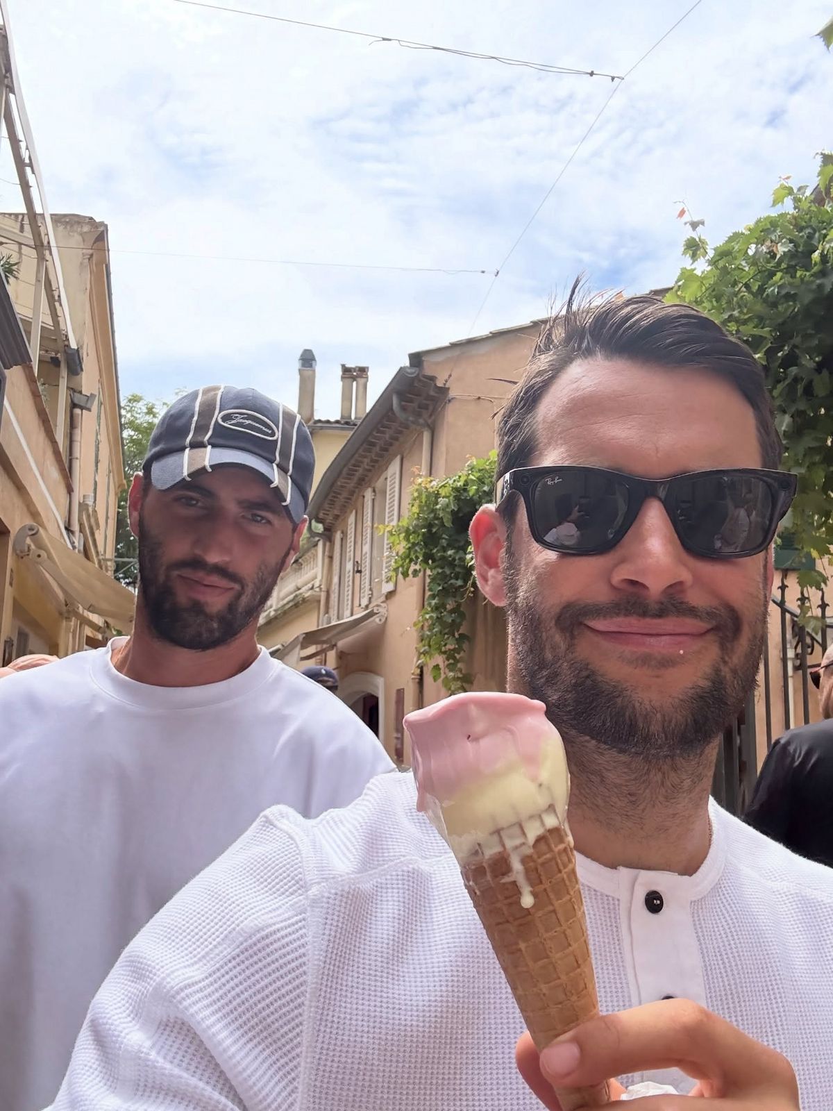 연인과 함께하는 솔직한 일상을 SNS에 공유하는 자크뮈스 