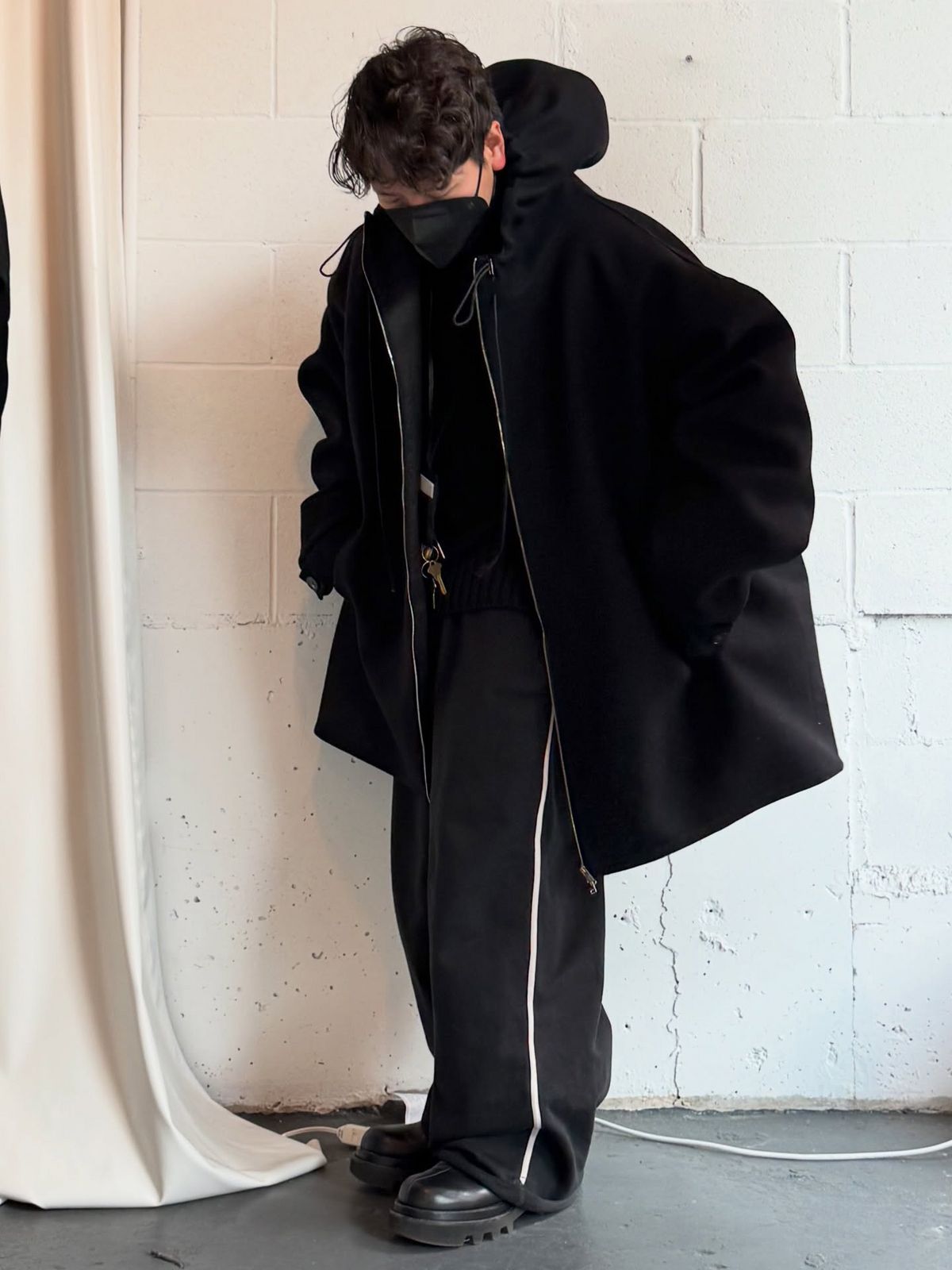 마스크를 낀 채 기록한 OOTD 사진이 그의 시그너처인 피터 도 