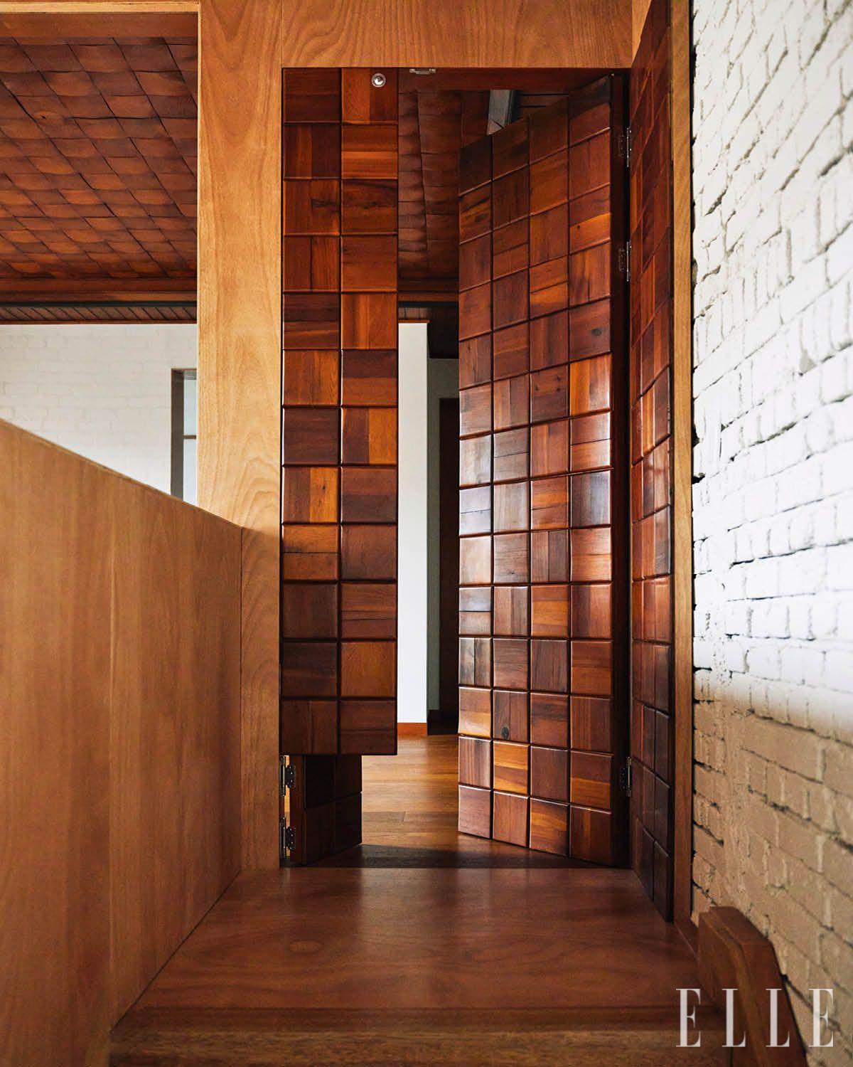 1층 천장 마감재를 재활용해 만든 2층 중문. 