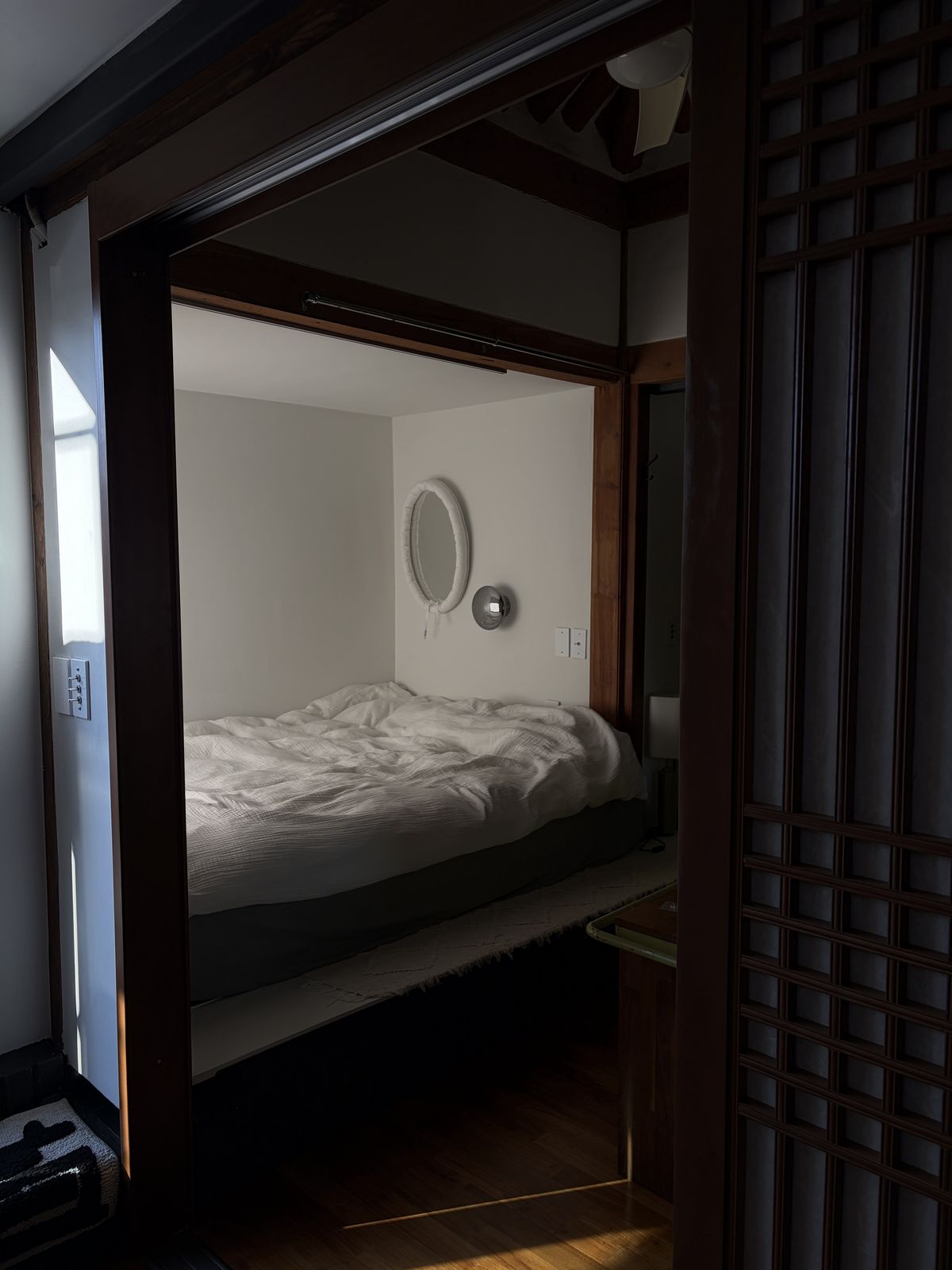 아미라 작가가 제작한 패브릭 쿠션, 거울 등을 집안 곳곳에 배치했다. 