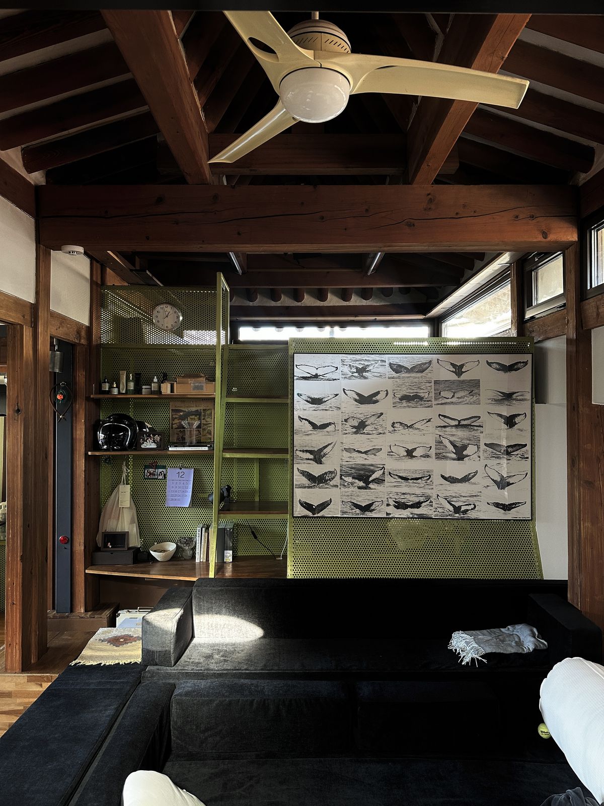 차가운 금속에 밝은 연두색을 입혀 공간에 의외성을 더하면서도 부드러운 분위기를 형성한다.