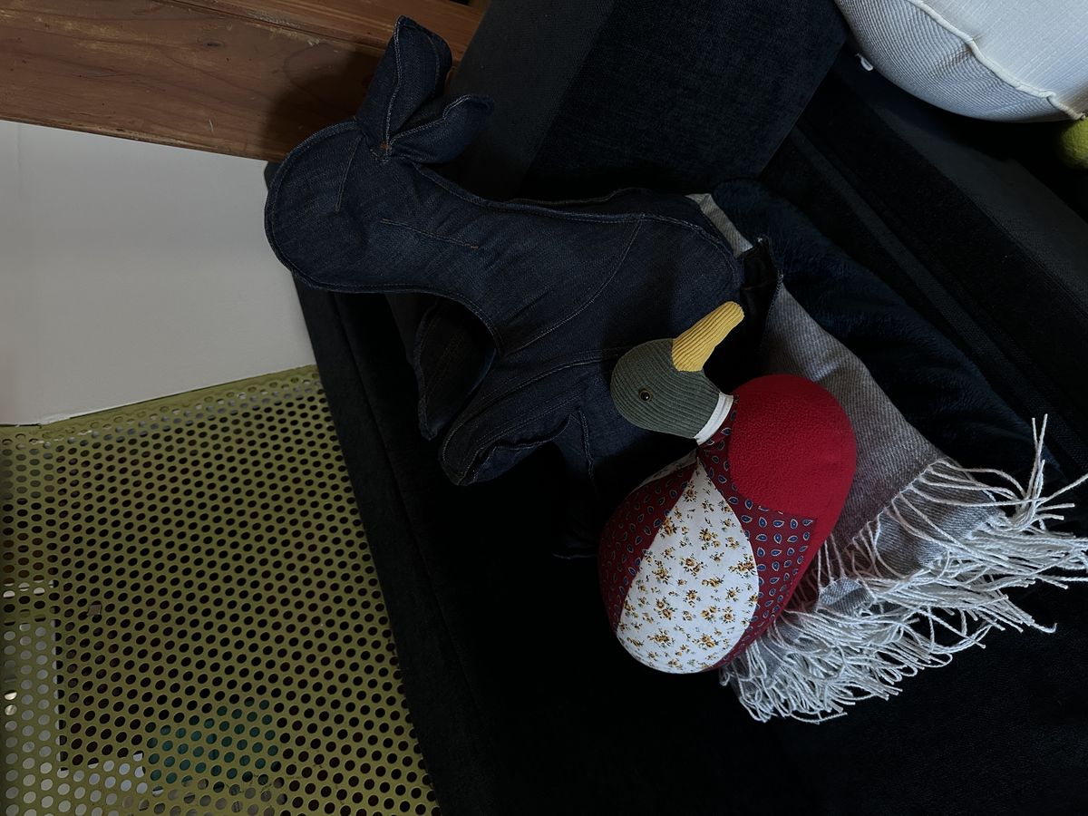 정민이 가장 좋아하는 오브제로 꼽은 오리 인형. 10 꼬르소꼬모에서 구매했다. 