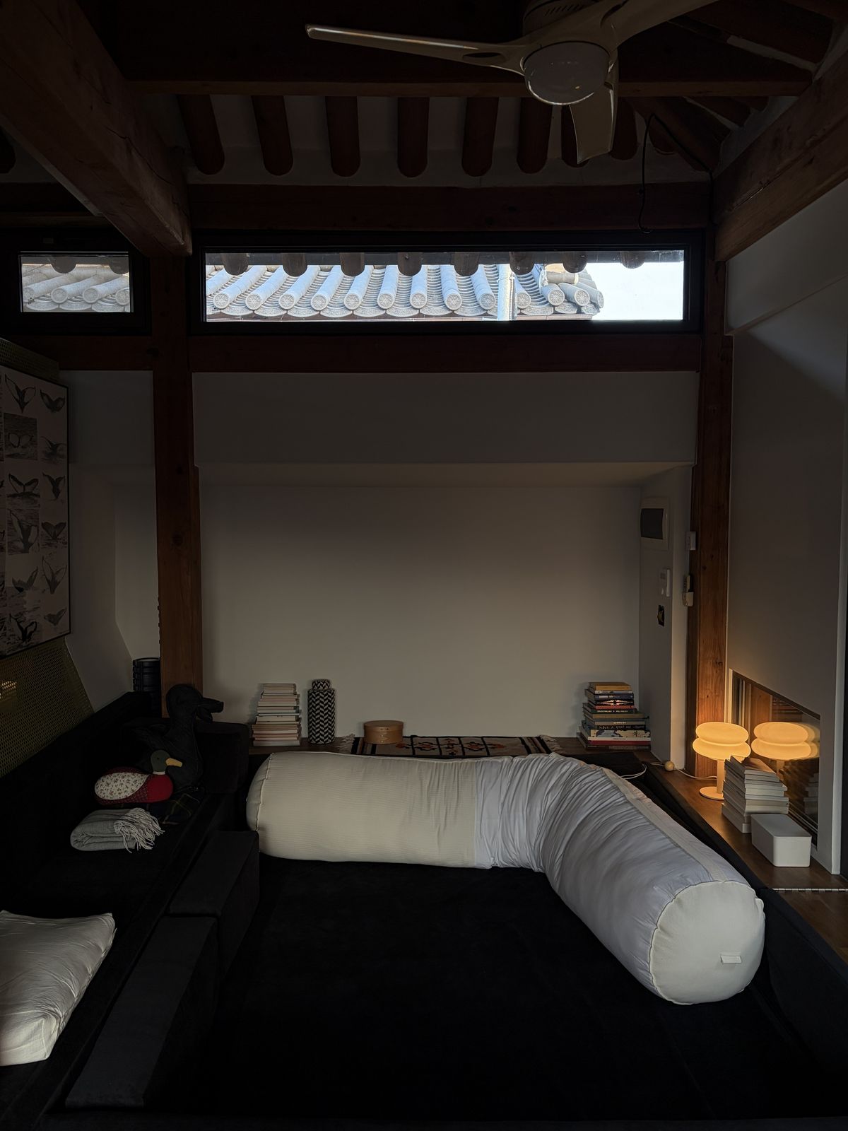 아미라 작가가 제작한 패브릭 쿠션, 거울 등을 집안 곳곳에 배치했다. 