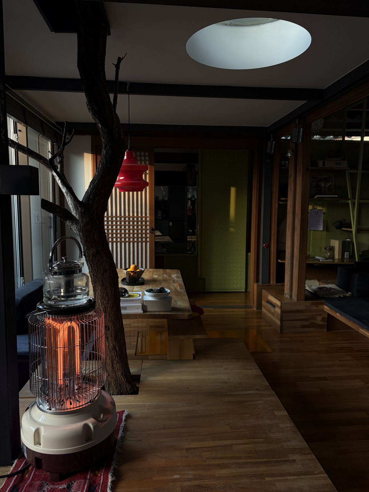 이탈리아 건축가 시모네 카레나는 한옥의 구조를 유지하면서, 스틸과 유리를 활용해 현대적인 생활 공간으로 탈바꿈시켰다.