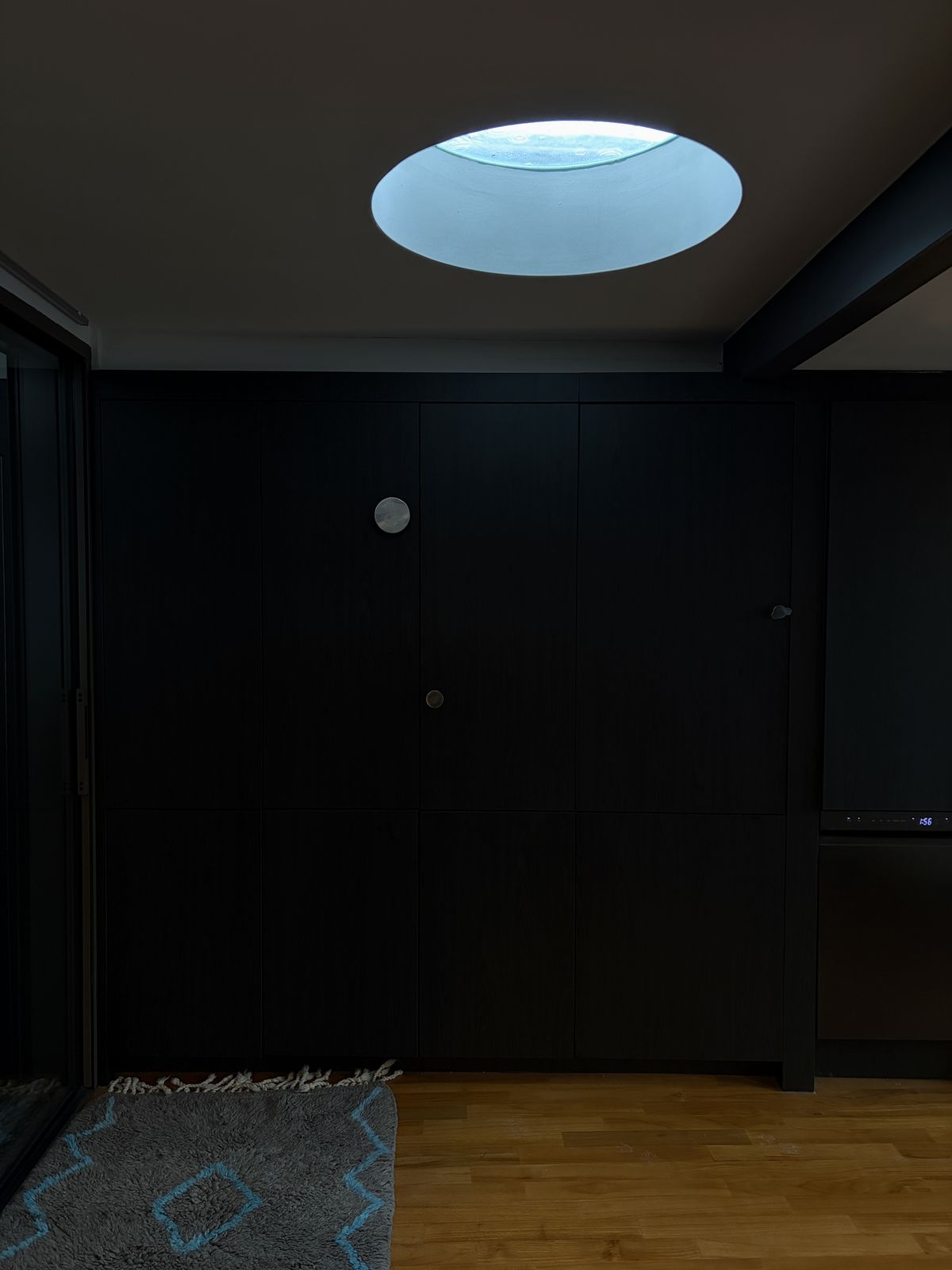 한옥에 대한 고정 관념을 깨는 원형 창.