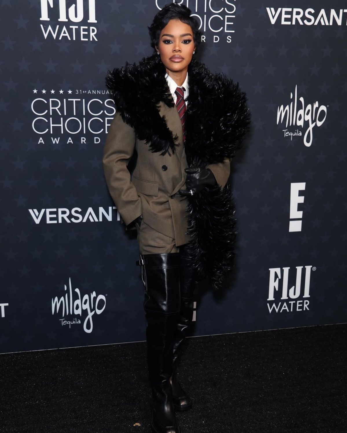 생 로랑 수트에 가죽 부츠를 매치해 카리스마 있는 룩을 연출한 배우 테야나 테일러. @teyanataylor