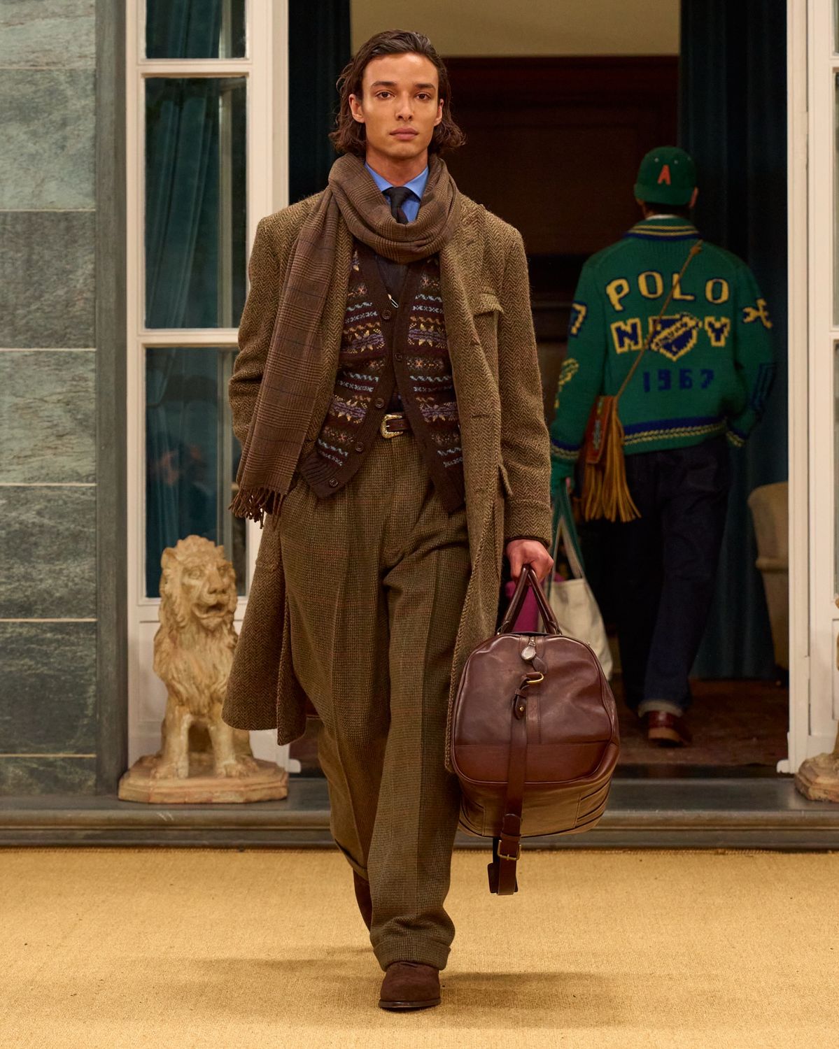 루즈한 실루엣에 타이를 더한 랄프 로렌의 2026 가을·겨울 컬렉션. @poloralphlauren