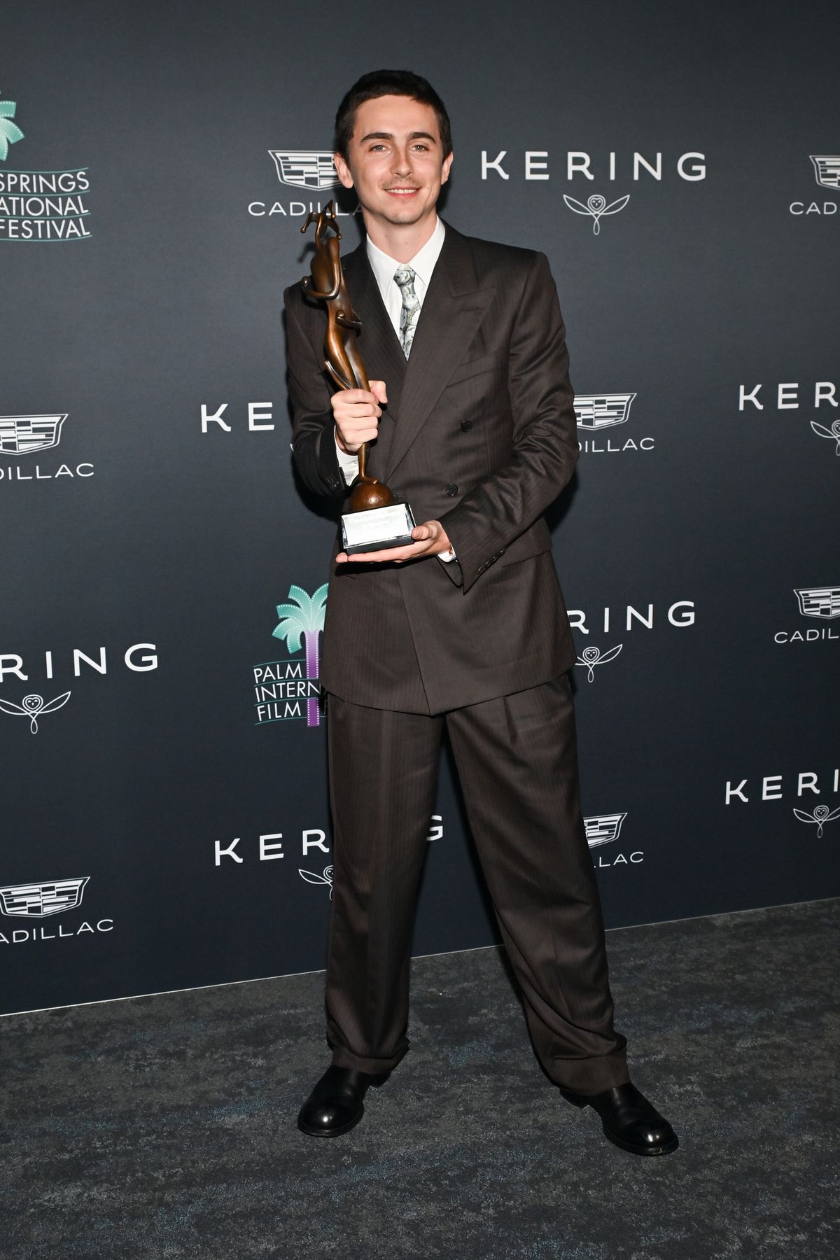 제37회 팜스프링스 국제 영화제 시상식에서 스포트라이트 어워드를 수상한 티모시 샬라메.