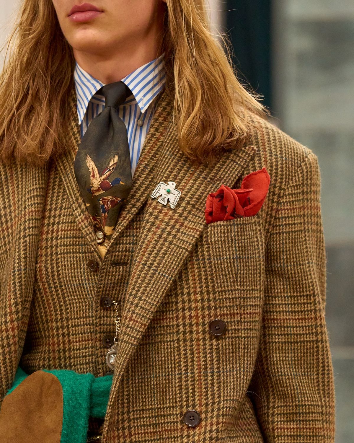 랄프 로렌의 2026 가을·겨울 컬렉션. 컬러풀한 포켓 스퀘어와 허리에 두른 스웨터가 경쾌한 분위기를 더한다. @poloralphlauren