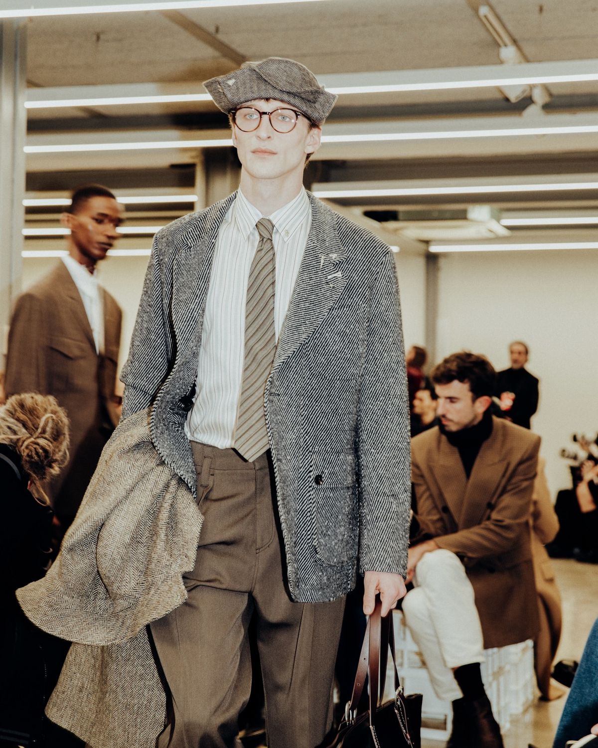 유연한 재킷과 안경, 은은한 색감의 타이를 매치해 예술가적 분위기를 풍기는 폴 스미스의 2026 가을·겨울 컬렉션. @paulsmithdesign