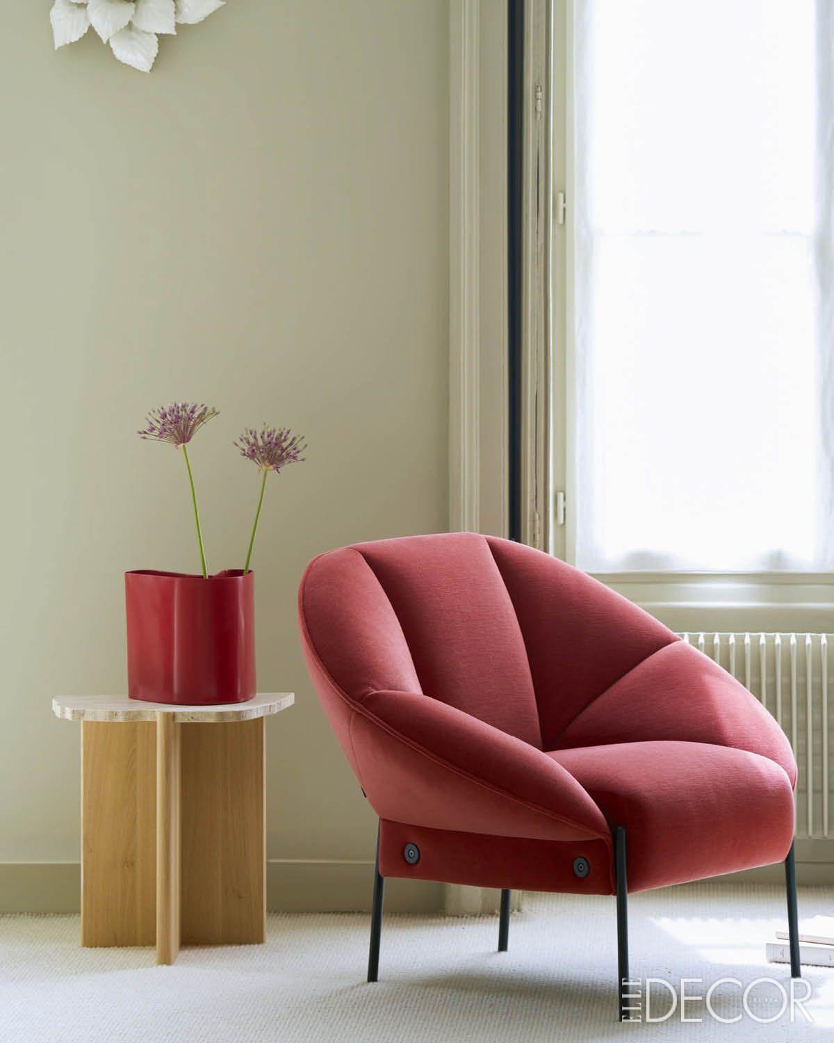 종이접기 과정에서 영감받은 페페(Paipaï)는 접힌 면이 그대로 폼의 형태를 만들어내며 실루엣을 부드럽게 강조한다.