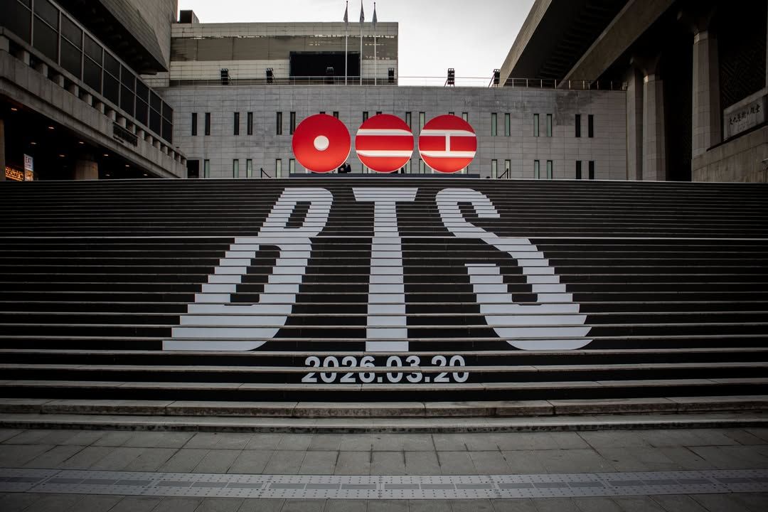 서울 세종문화회관 앞에 설치된 BTS 컴백 관련 홍보물