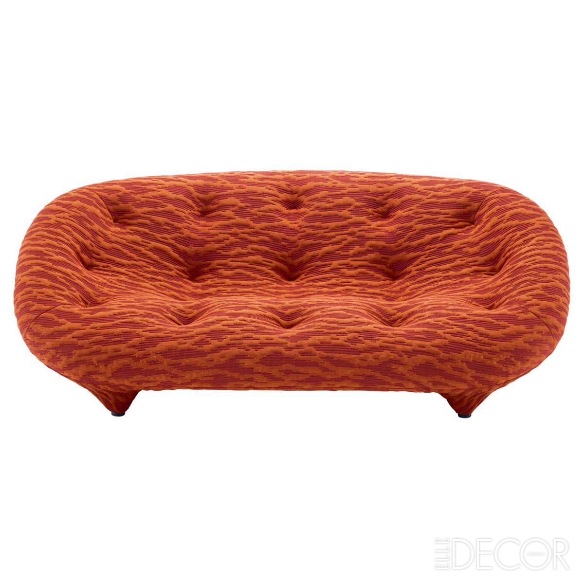 ‘편안함’에 대한 깊은 연구에서 탄생한 플롬(Ploum) 소파. 비대칭 구조에 넉넉한 볼륨을 부여해 어떤 자세로 앉거나 기대도 뛰어난 착석감을 선사한다.