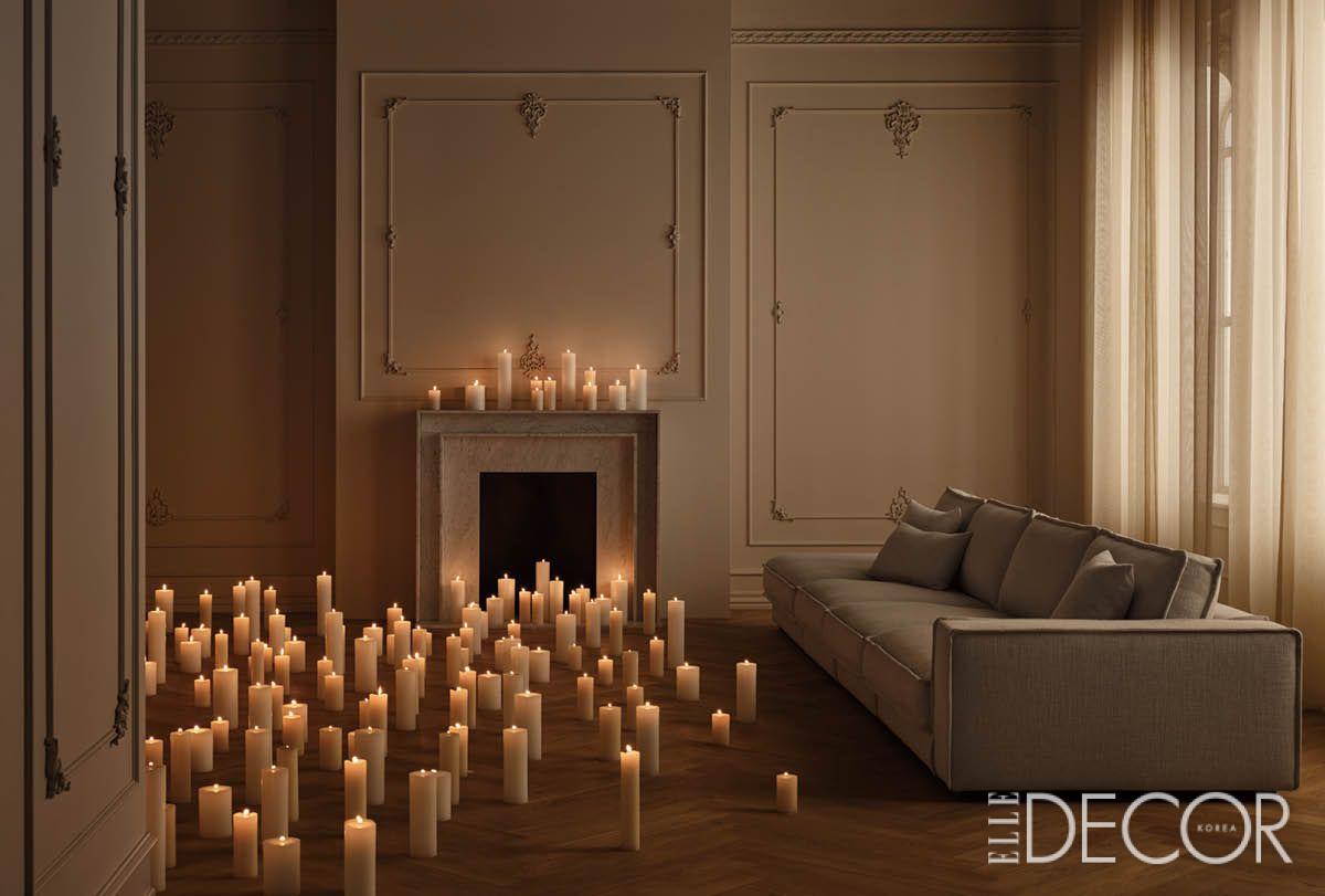 천연 트래버틴에 독특한 패턴을 더한 에이다(Eida) 커피 테이블은 고요하면서 생동감 있는 분위기를 만들어낸다. 사각과 원형 등 다양한 형태로 높이와 크기를 조합해 건축적인 무드를 연출할 수 있다.