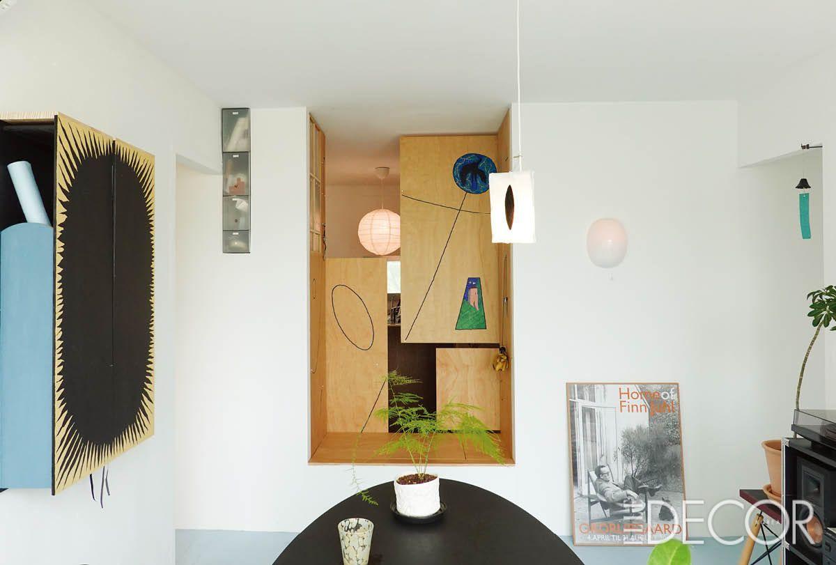 사사건건 대표 전중섭의 집. 오래된 맨션을 레너베이션했으며, 직접 제작한 가구에 페인팅을 더해 어디에도 없는 예술적 공간을 완성했다. 