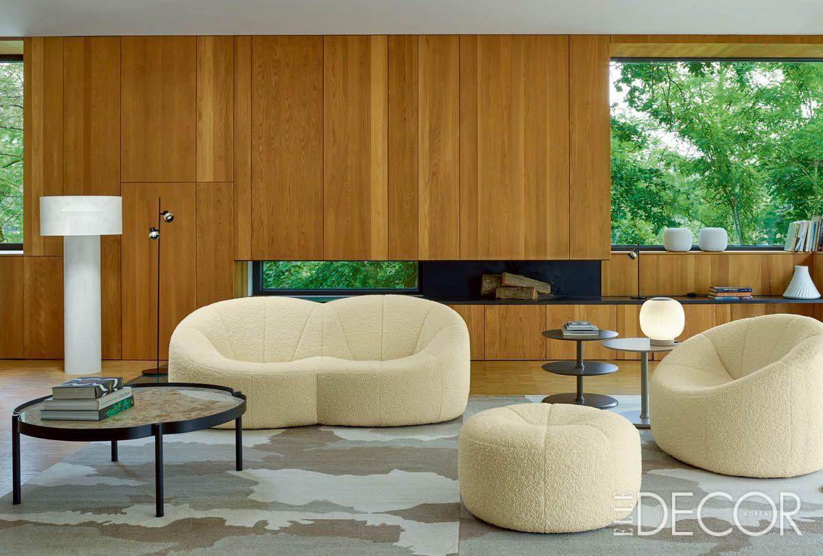 펌프킨(Pumpkin)은 1950년대 말부터 이어진 피에르 폴랭의 혁신적 디자인 언어를 대표하는 작품으로, 이름 그대로 거대한 호박을 연상시키는 포근한 셸 형태가 특징. 