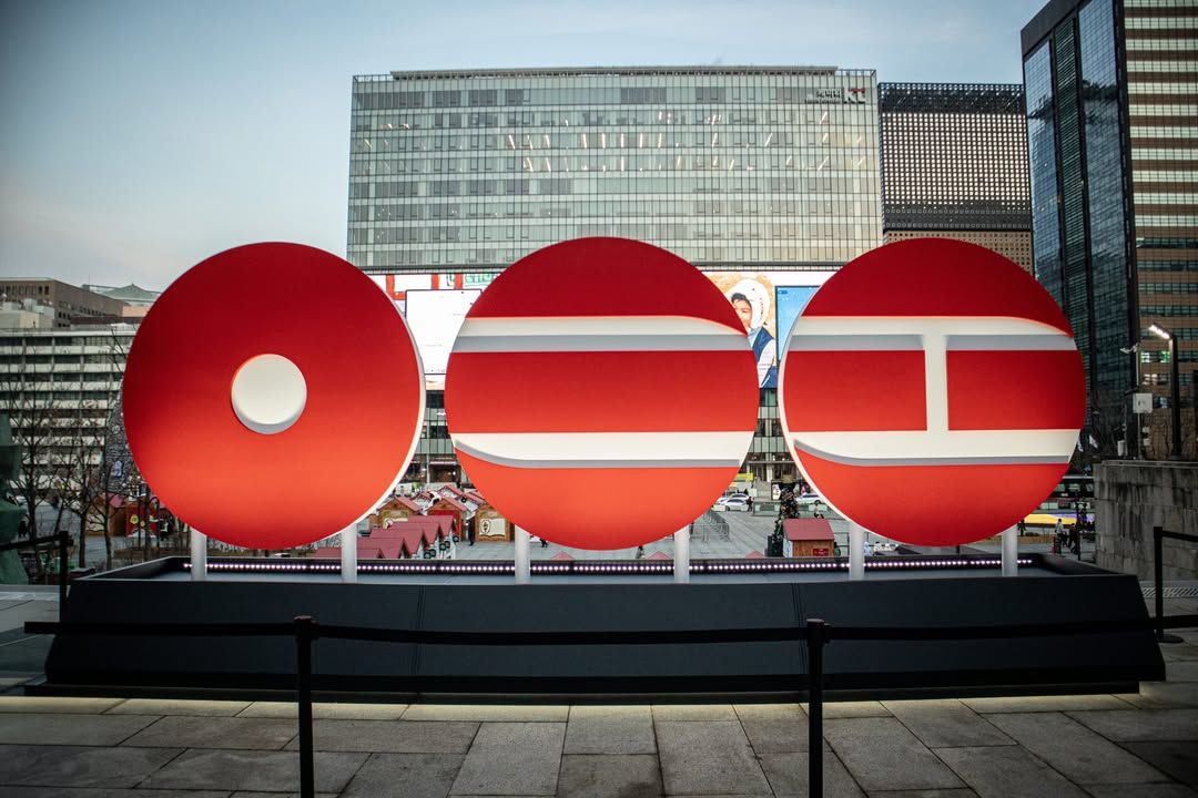 서울 세종문화회관 앞에 설치된 BTS 컴백 관련 홍보물