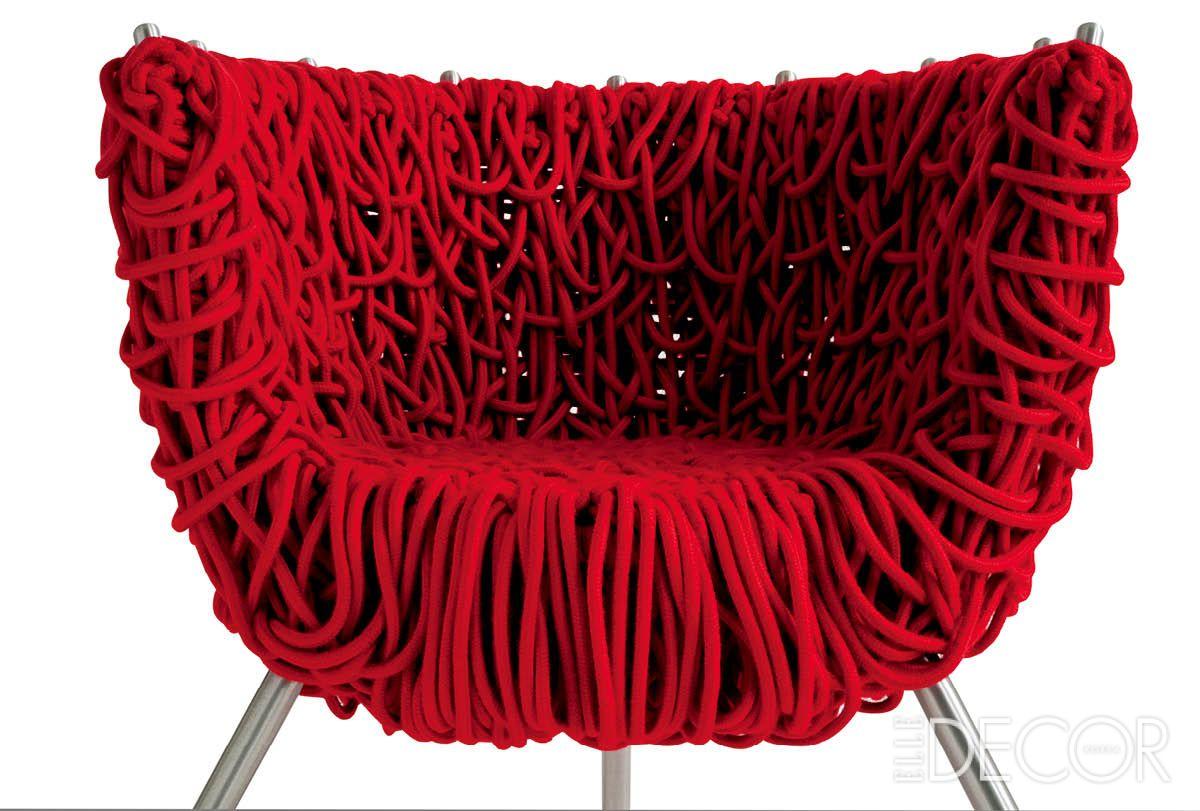 베르멜하(Vermelha) 암체어는 장인이 스틸 프레임 위에 약 500m 길이의 특수 로프를 수백 번 감아 완성한다.