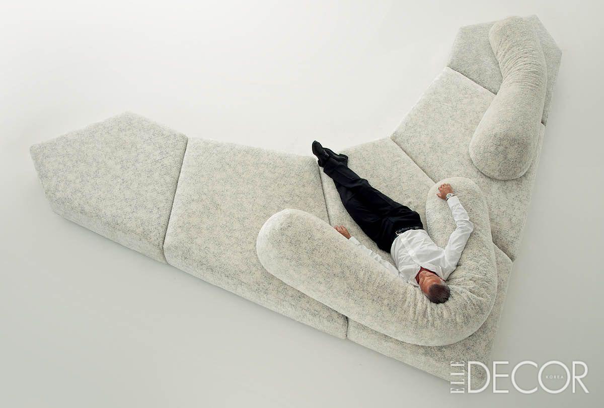 자연의 바위 조각을 모티프로 한 ‘온 더 록스(On the rocks)’는 공간에 강렬한 존재감을 발산한다. 좌방석과 완전히 분리되는 등받이 구조 덕에 자유로운 배치가 가능하다. 