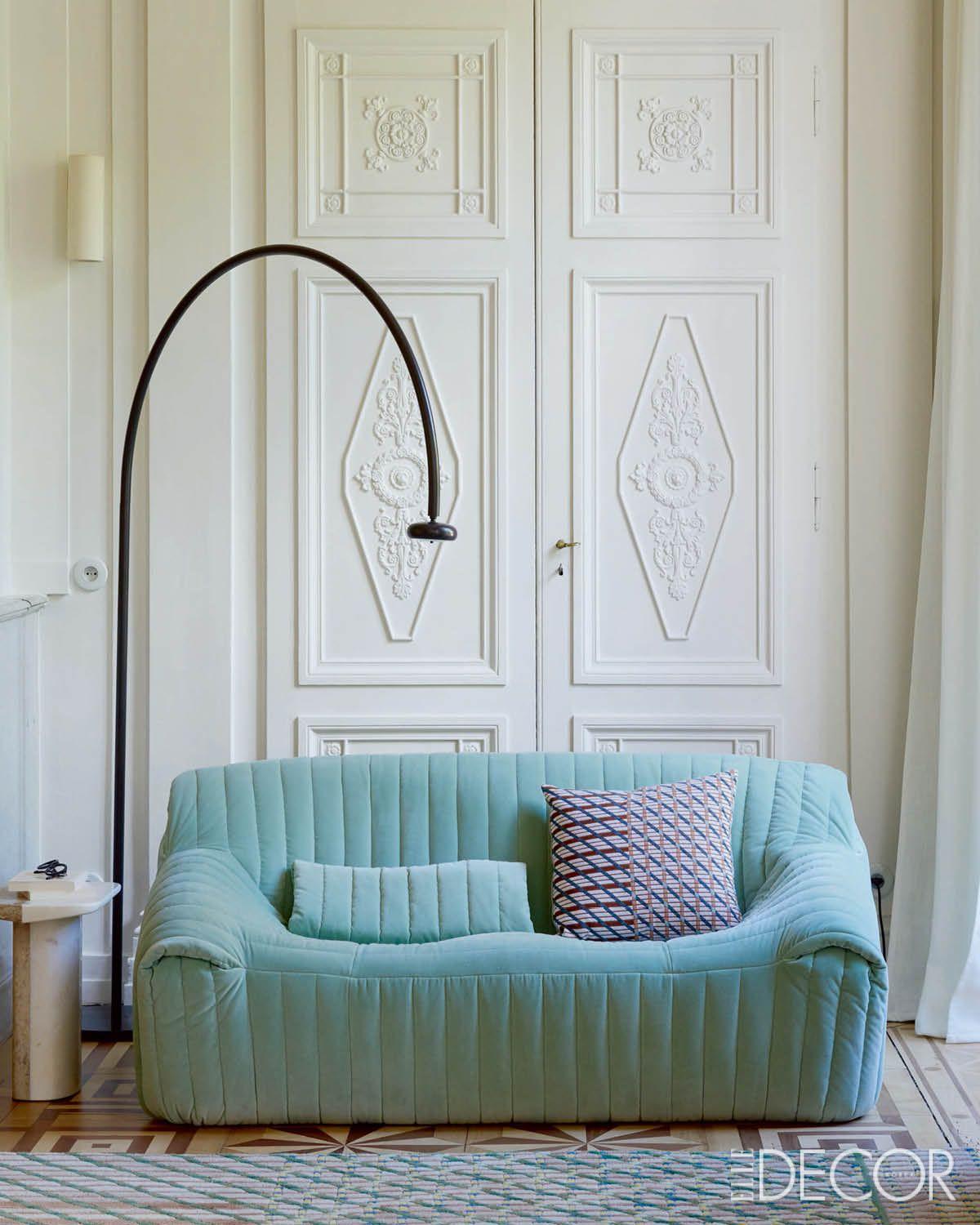 1975년에 탄생한 아이코닉 소파 산드라(Sandra)가 현대적 감각을 입고 재탄생했다. 유려한 곡선과 포근한 볼륨이 공간을 부드럽게 감싸안는다. 