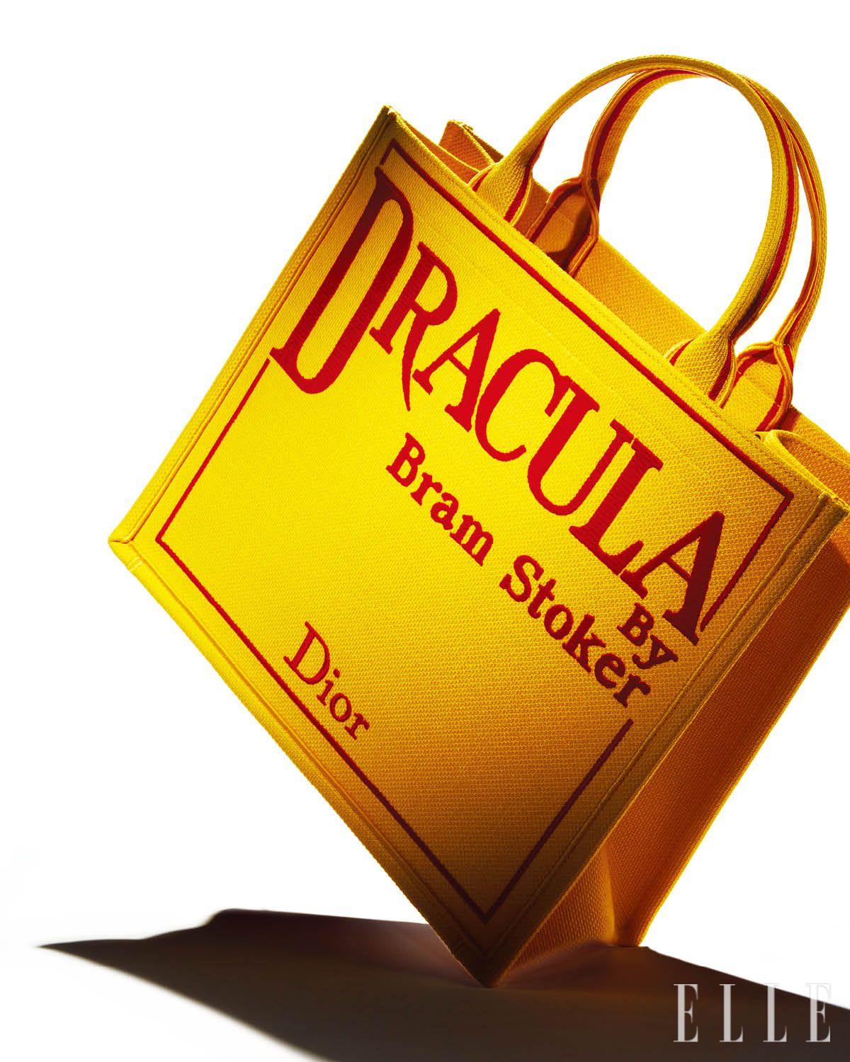 고전문학 <드라큘라> 표지를 재해석한 ‘디올 맨 북 토트백’은 가격 미정, Dior.