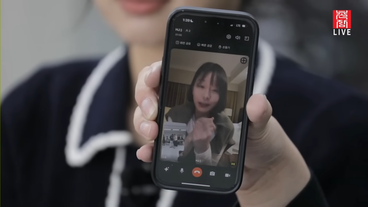 영상통화로 근황을 전하는 영숙 