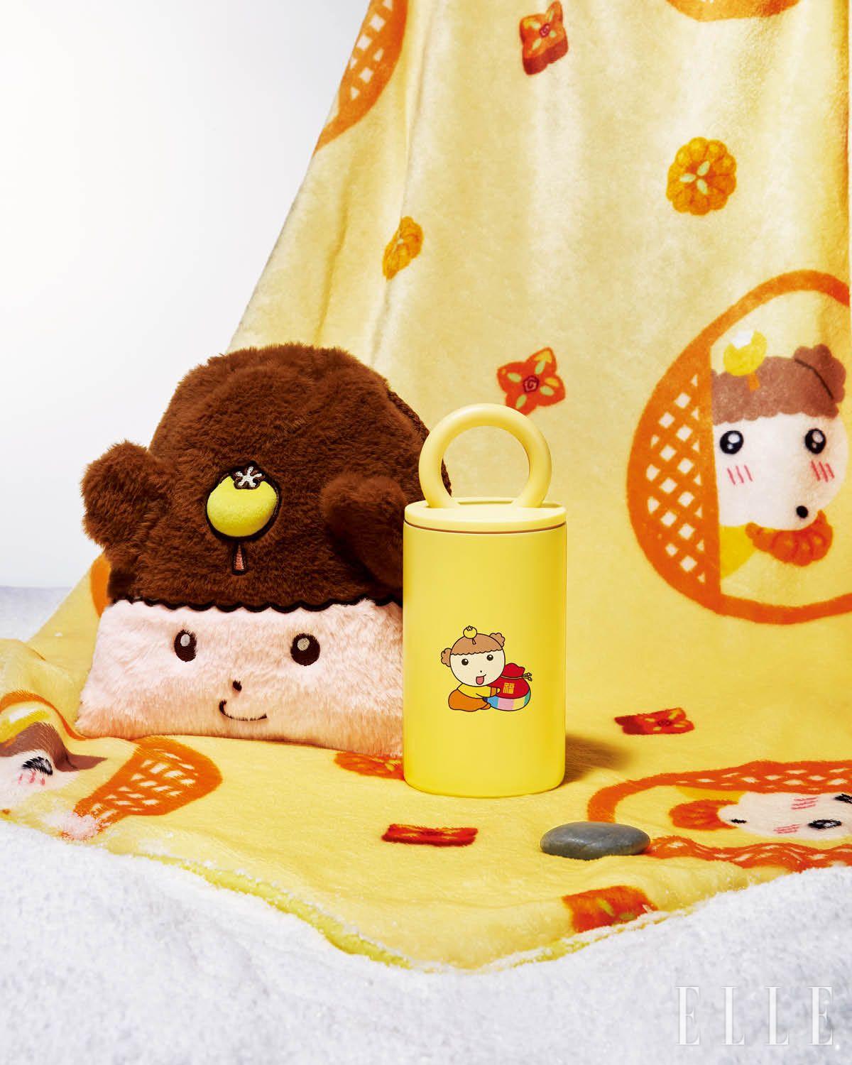 <엘르>와 <마루는 강쥐>의 협업 굿즈 3종은 카카오 선물하기 채널에서 단독 판매 중이다. ‘약과 냠냠 극세사 밍크 담요’는 2만2천9백원, ‘포근 복주머니 파우치’는 1만5천9백원, ‘새해 복을 담은 손잡이 텀블러’는 2만5천9백원. 