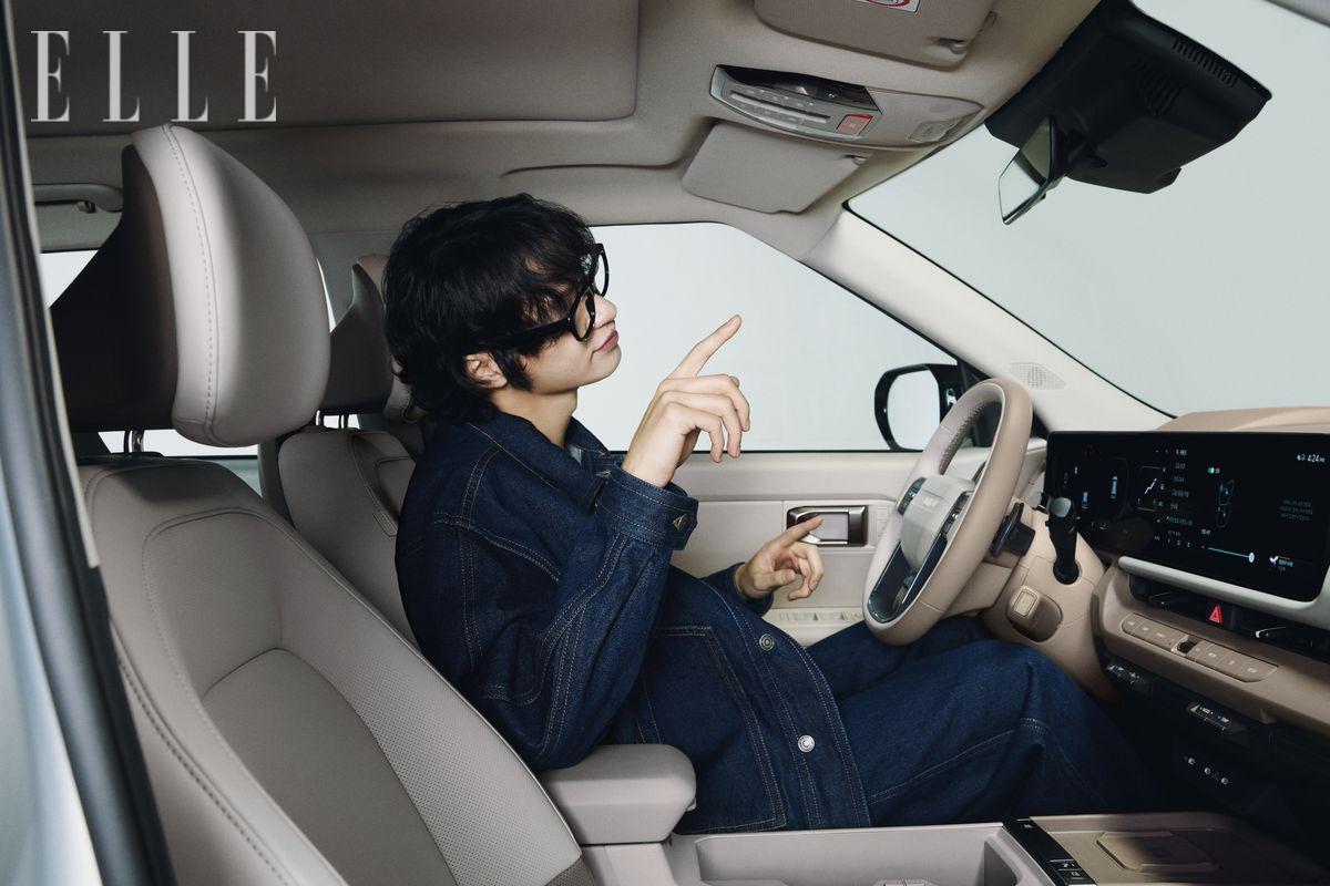 채종석이 입은 재킷과 팬츠는 모두 Isabel Marant. 안경은 스타일리스트 소장품.