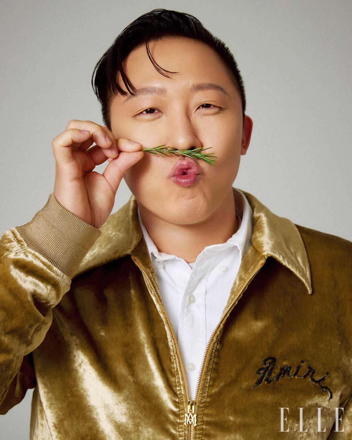 골드 벨벳 재킷은 Amiri. 