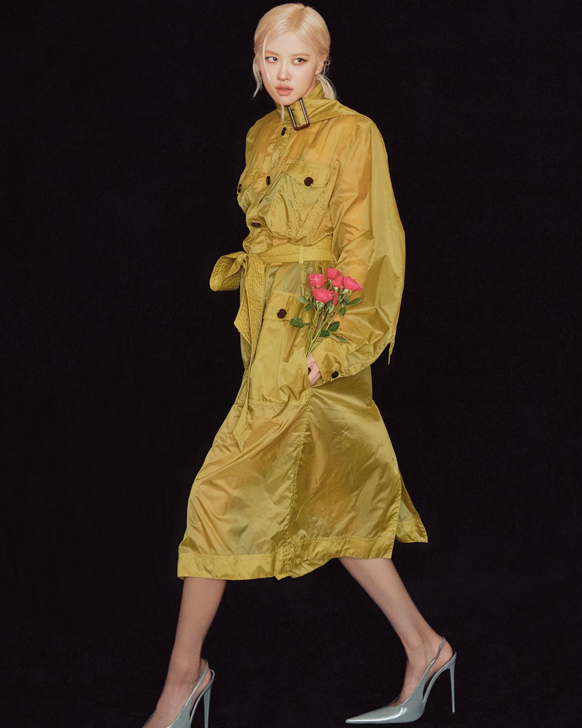 로제가 입은 패러수트 캔버스의 라발리에르 코트와 펌프스는 모두 Saint Laurent by Anthony Vaccarello.