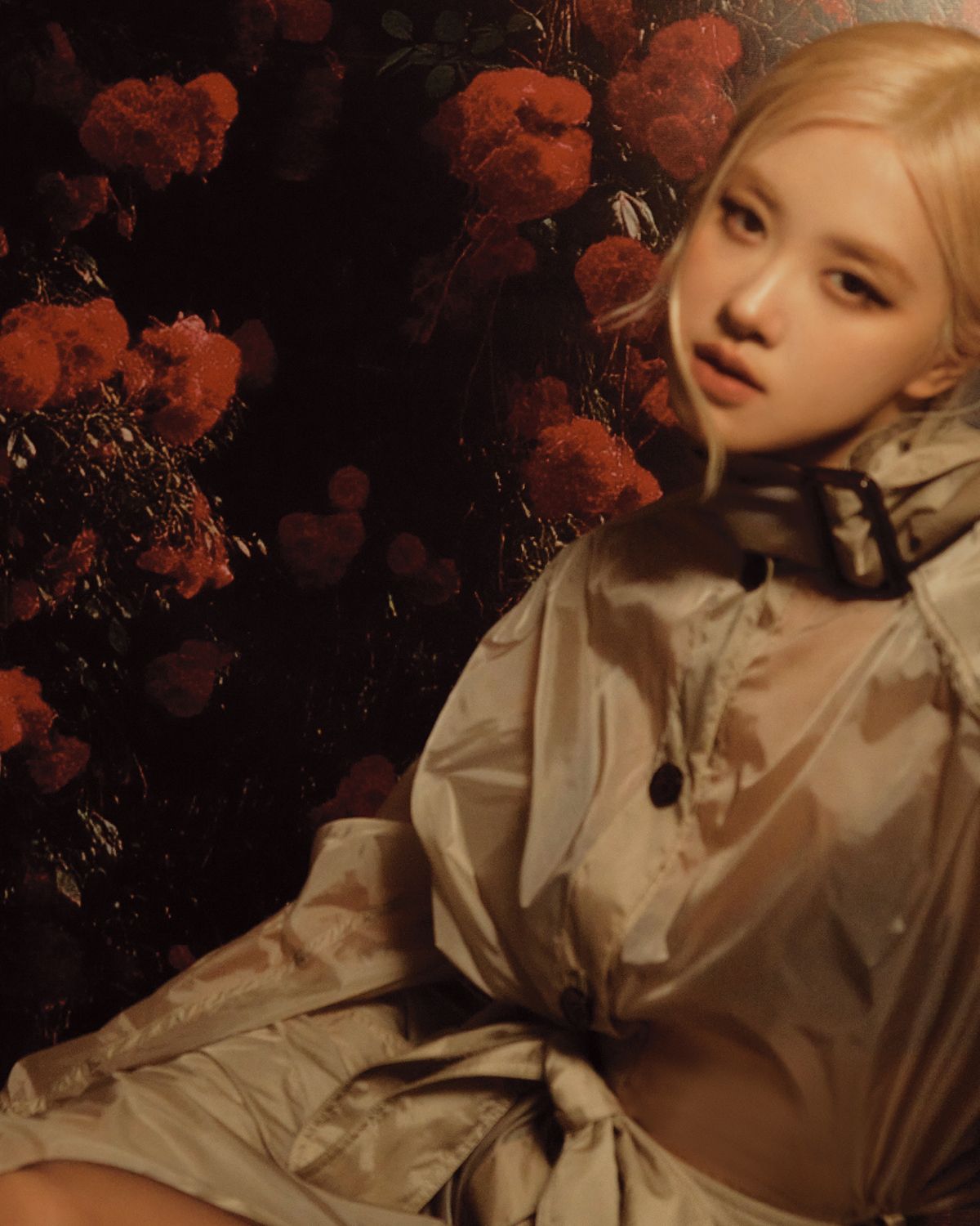 로제가 입은 라발리에르 코트는 Saint Laurent by Anthony Vaccarello.