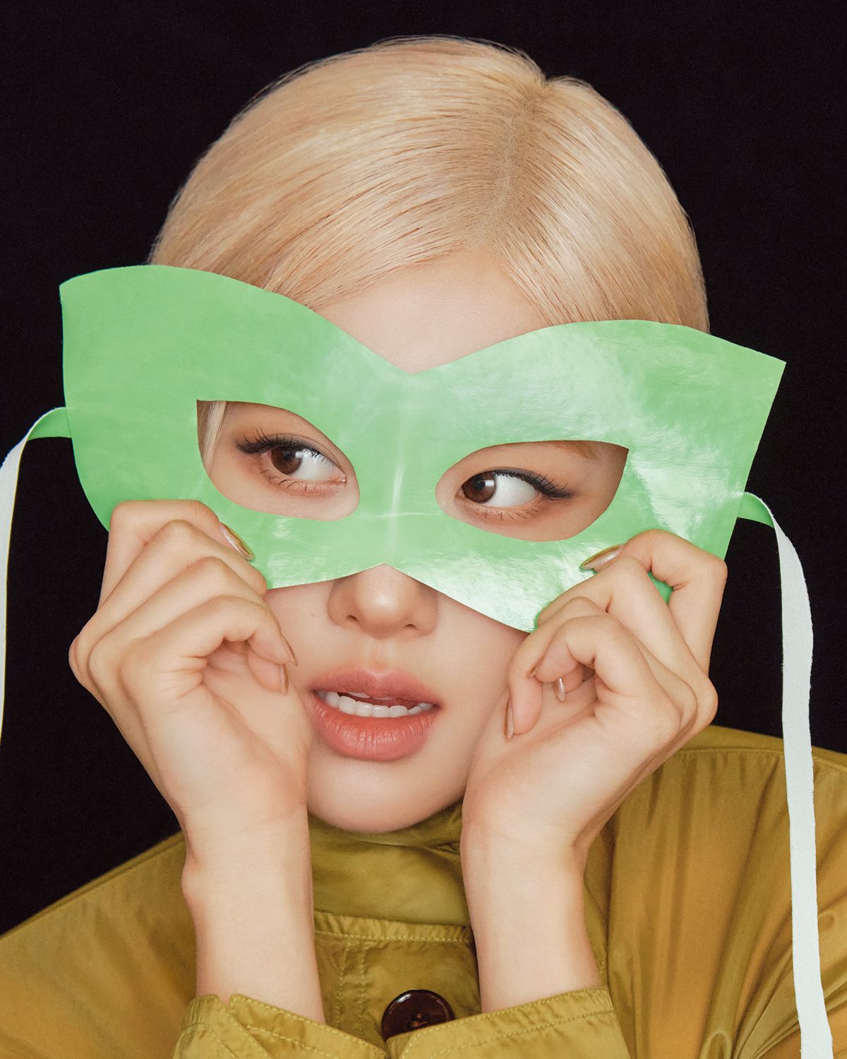 로제가 입은 코트는 Saint Laurent by Anthony Vaccarello.