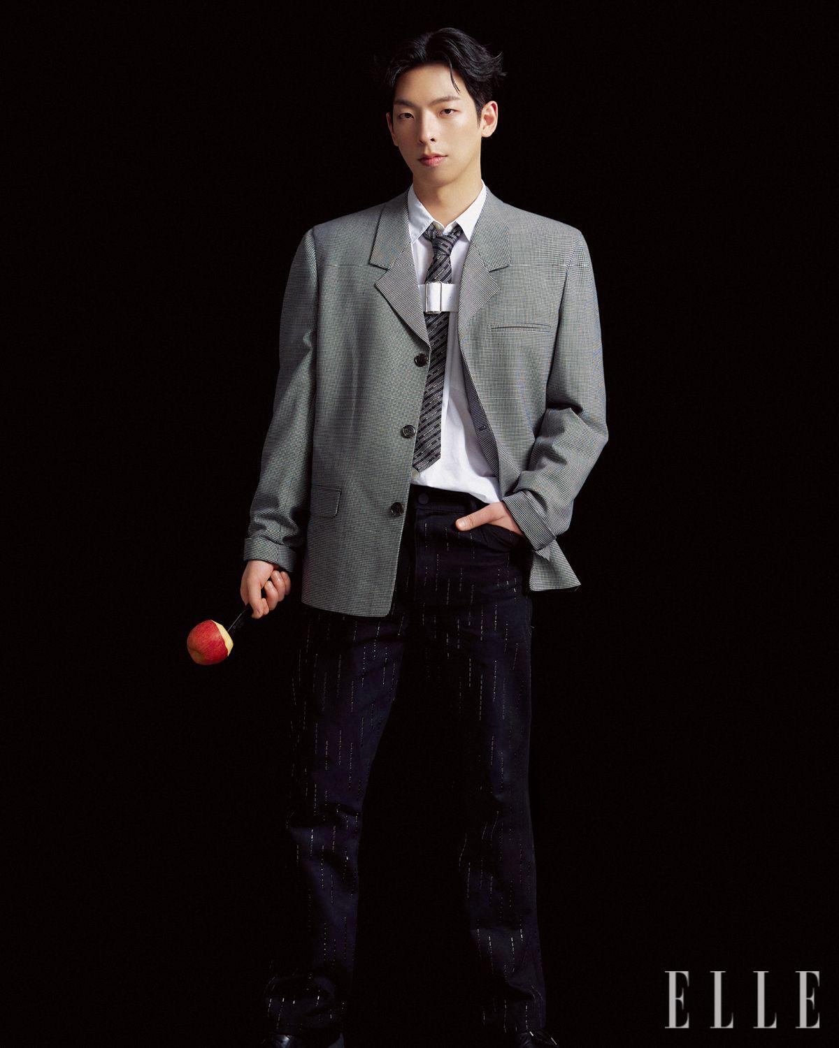 크리스털 디테일의 팬츠는 Ernest W. Baker. 셔츠는 Comme des Garçons Homme Plus.