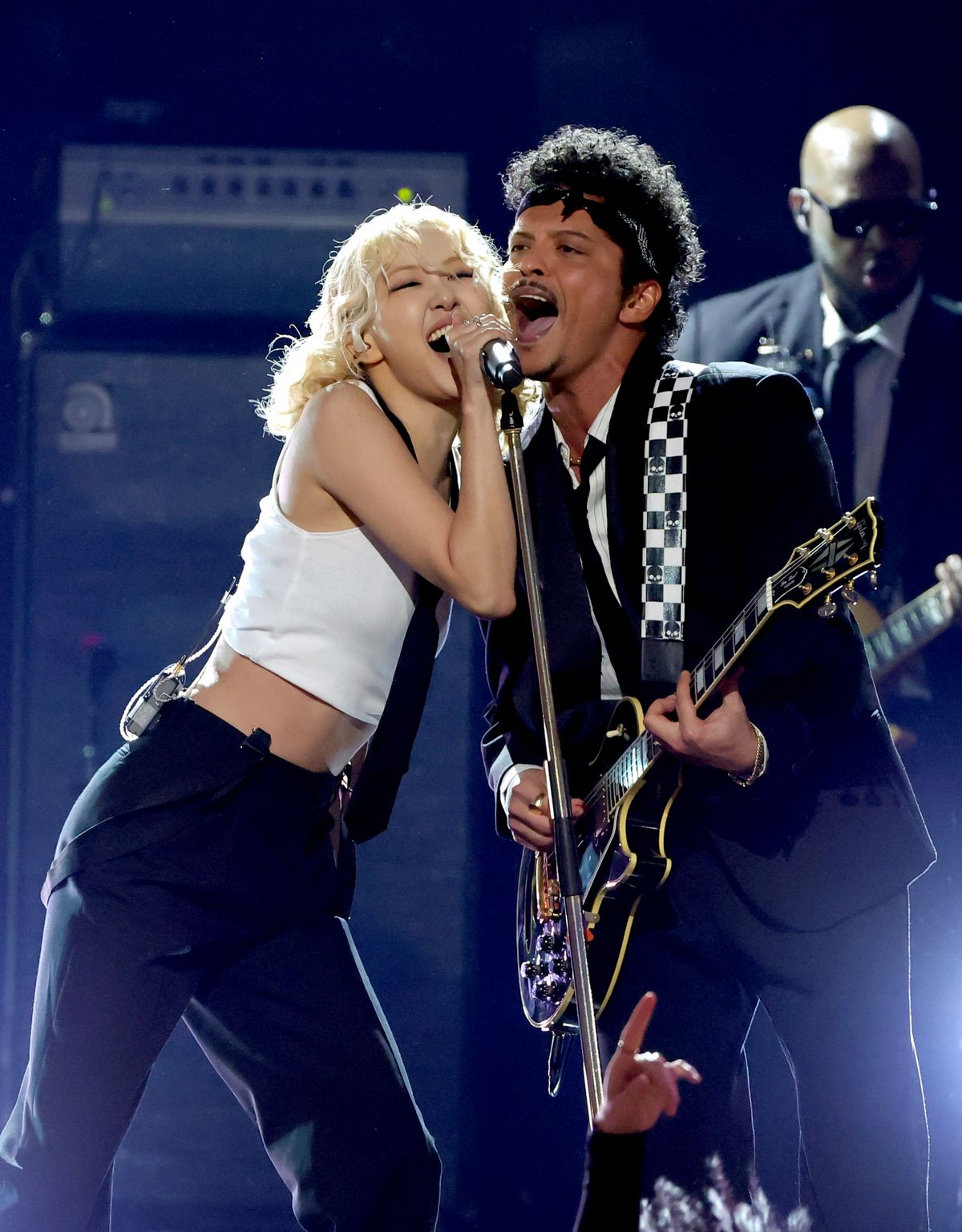 그래미 어워드를 화려하게 물들인 로제와 브루노 마스의 'APT.' 무대. 