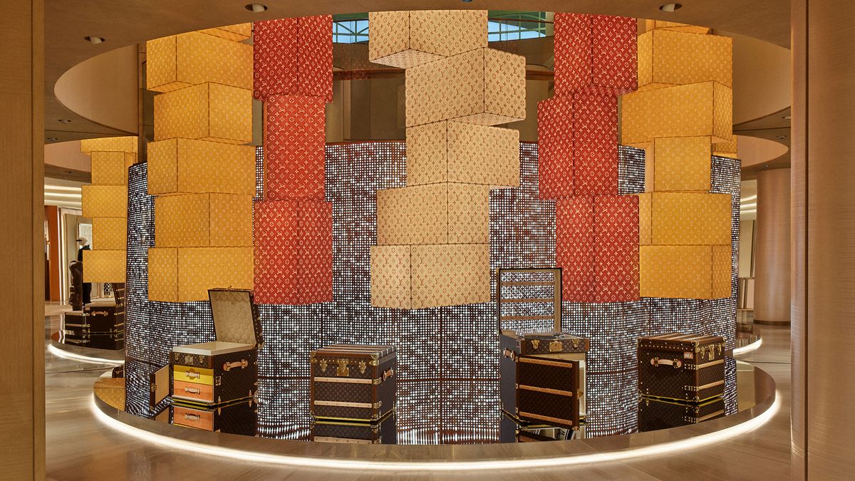 한지와 거대한 트렁크 기둥으로 수놓인 아트리움