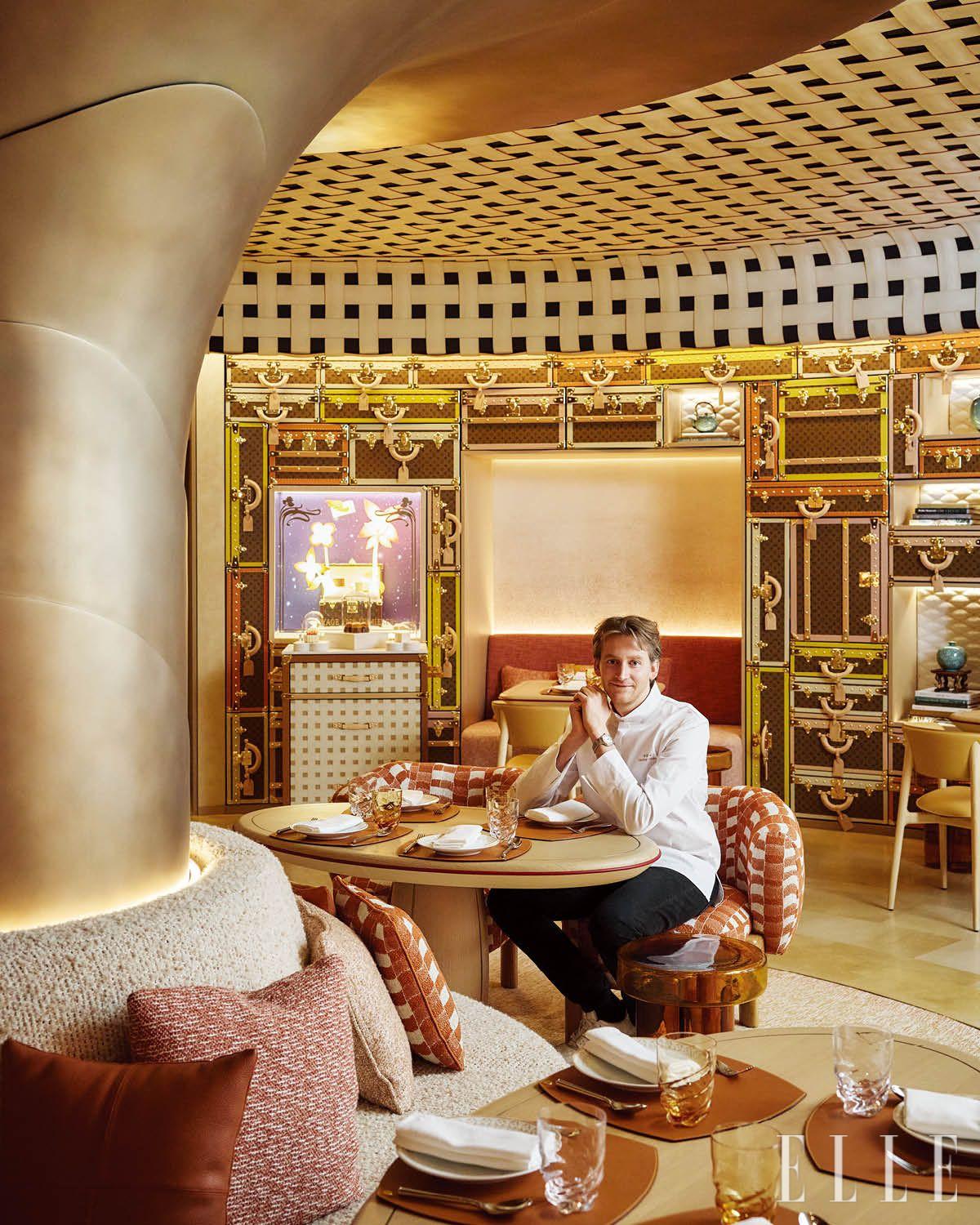 르 카페 루이 비통에서, 막심 프레데릭.