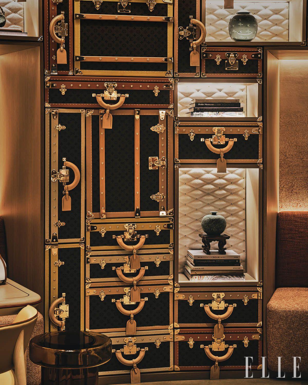 막심 프레데릭의 크리에이티브 디렉팅 아래 탄생한 페이스트리는 '르 카페 루이 비통'과 초콜릿 숍 '르 쇼콜라 막심 프레데릭 앳 루이 비통'에서 만날 수 있다.