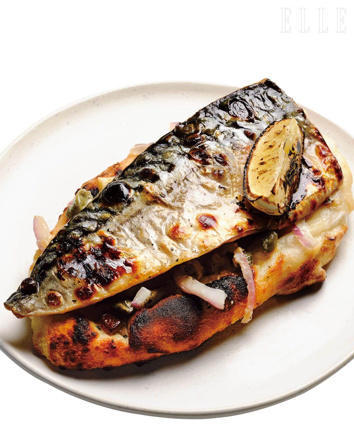 피자 도우에 고등어 반 마리를 통째로 올린 '포그'의 고등어 피자. 생선과 빵을 즐겨 먹는 노르딕 다이닝에서 영감을 받았다.