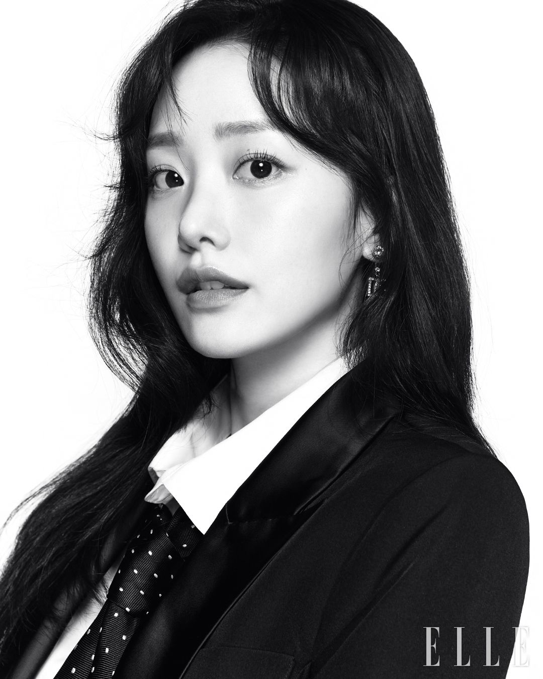 예진이 입은 드레스는 L’agence. 타이는 Saint Laurent. 셔츠는 스타일리스트 소장품.