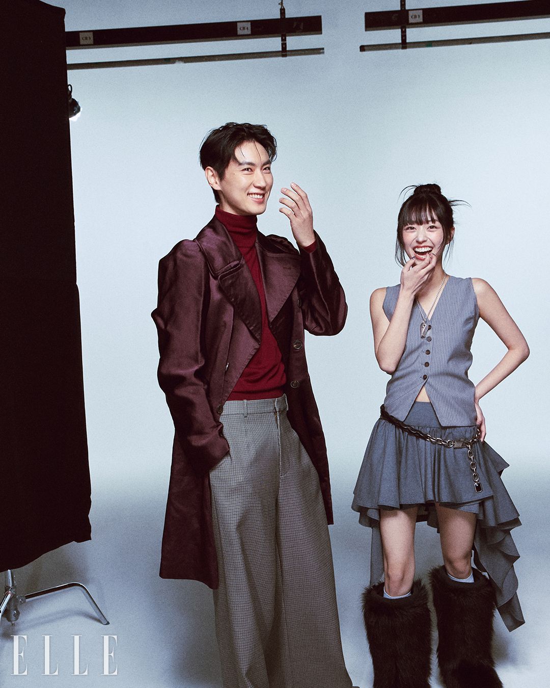 이건이 입은 코트와 탑은 모두 Dries Van Noten. 팬츠는 Coach. 하은이 입은 탑은 Eudon Choi. 스커트는 White Abyss. 벨트는 Dolce&Gabbana. 네크리스는 Chrome Hearts. 퍼 부츠는 스타일리스트 소장품.