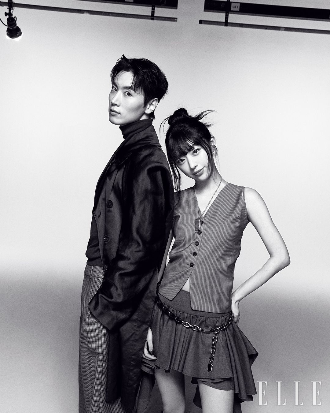 이건이 입은 코트와 탑은 모두 Dries Van Noten. 팬츠는 Coach. 하은이 입은 탑은 Eudon Choi. 스커트는 White Abyss. 벨트는 Dolce&Gabbana. 네크리스는 Chrome Hearts.