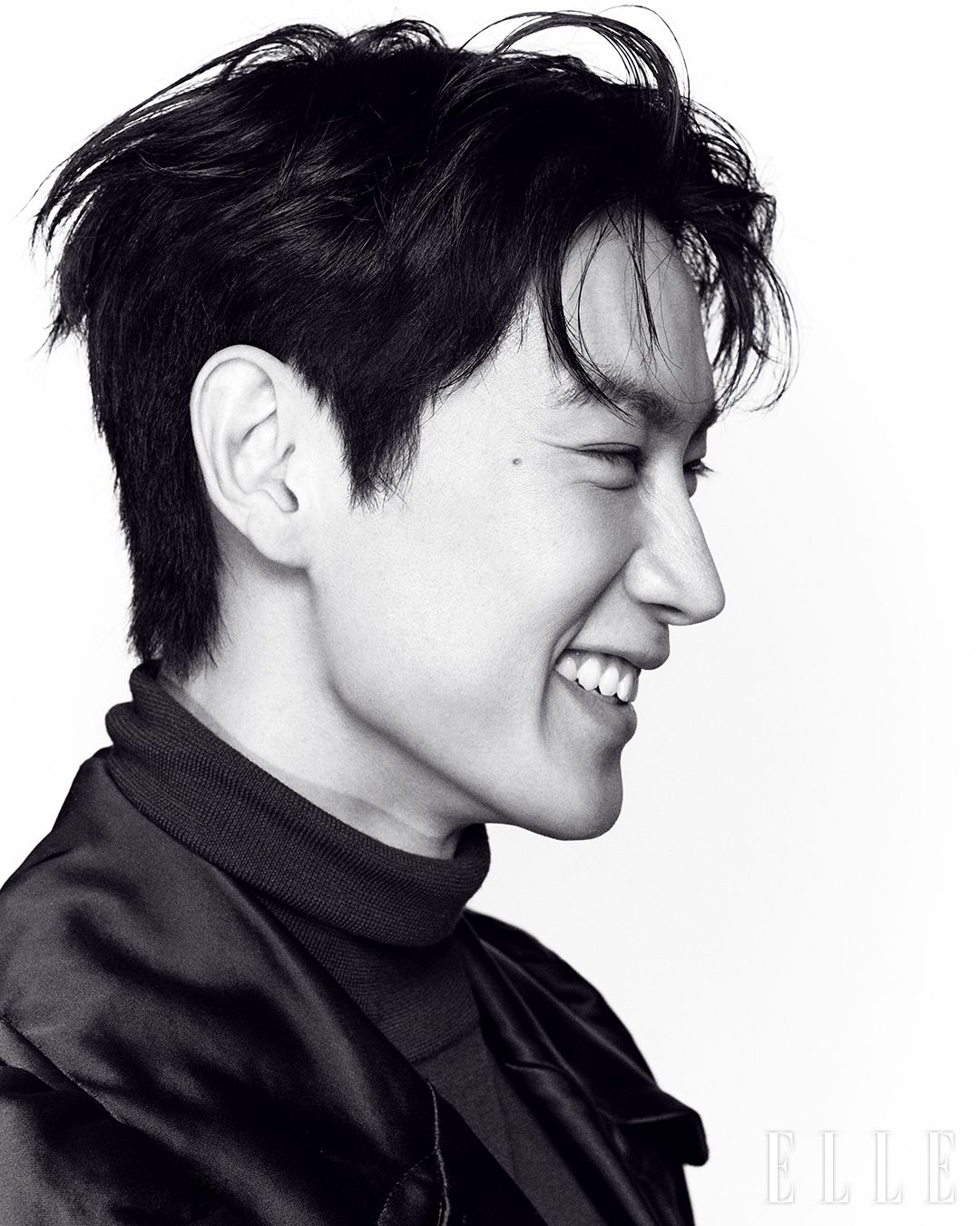 이건이 입은 코트와 탑은 모두 Dries Van Noten.