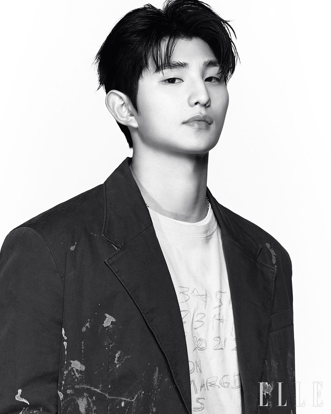 성훈이 입은 재킷은 We11done. 톱은 Maison Margiela.