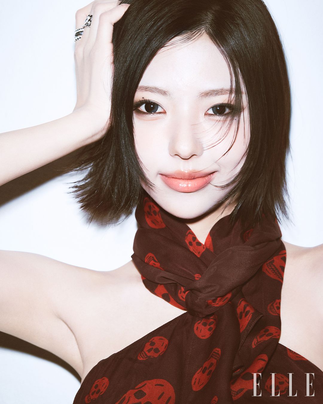 고은이 입은 톱은 AlexanderMcQueen. 링은 Denu.