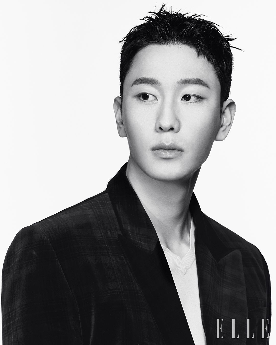 재진이 입은 재킷은 Eenk. 니트는 Ralph Lauren.