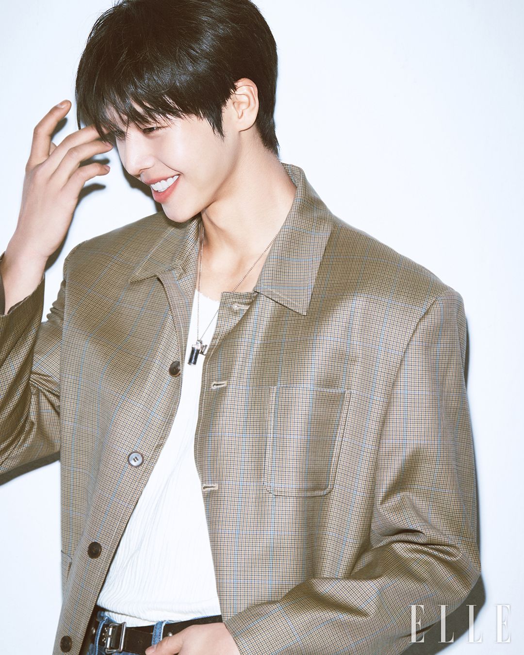 수빈이 입은 재킷은 Taille. 팬츠는 Calvin Klein. 네크리스는 Louis Vuitton. 벨트는 스타일리스트 소장품. 