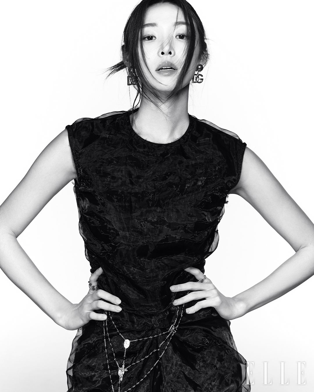 미나수가 입은 원피스는 Maison Margiela. 이어링과 벨트로 활용한 네크리스는 모두 Dolce&Gabbana. 링은 Buccellati.